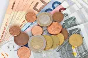 Geldscheine und Münzen