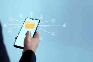 © K2Kstock - stock.adobe.com Mobiltelefon mit Akten Icon