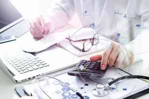 ©  everythingpossible - stock.adobe.com Arzt arbeitet am Laptop