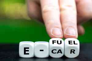 © Fokussiert - stock.adobe.com E-Fuel auf Holzwuerfel