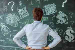 © Gautierbzh - stock.adobe.com Mann vor Schultafel