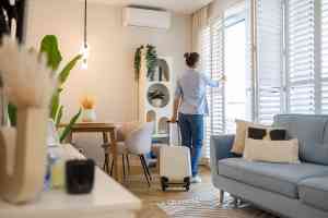 © pikselstock - stock.adobe.com Frau öffnet Fenster in Wohnung