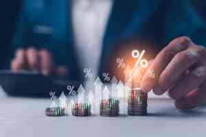 © Suriya - stock.adobe.com Mann mit Münzen