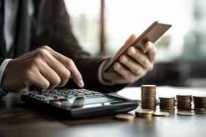 © AucArtStudio - stock.adobe.com Mann mit Taschenrechner