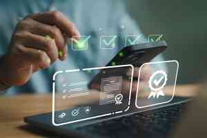 © somyuzu - stock.adobe.com Mann mit Smartphone und Laptop