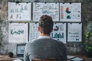 © ImageKing - stock.adobe.com Mann prüft Finanzdaten