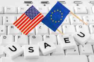 © PhotoSG - stock.adobe.com USA und EU Flagge