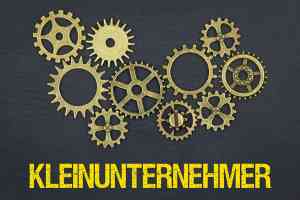 © magele-picture - stock.adobe.com Zahnräder und Schriftzug Kleinunternehmer