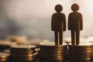 © Nongkhane - stock.adobe.com Figuren auf Münzstapel