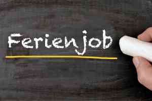 © Sinuswelle - stock.adobe.com Text Ferienjob auf Tafel mit Kreide geschrieben