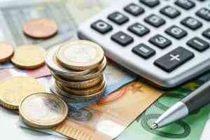 © jd-photodesign - stock.adobe.com Münzen und Taschenrechner