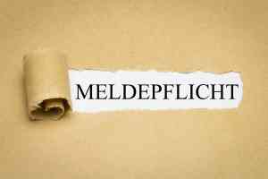 © magele-picture - stock.adobe.com Aufgerissenes Papier mit Aufschrift Meldepflicht