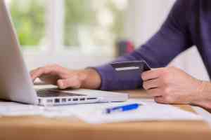 © contrastwerkstatt - stock.adobe.com Person arbeitet auf Laptop