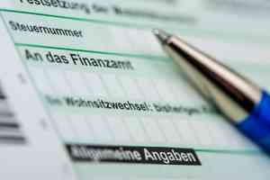 © Wolfilser - stock.adobe.com Formular und Kugelschreiber